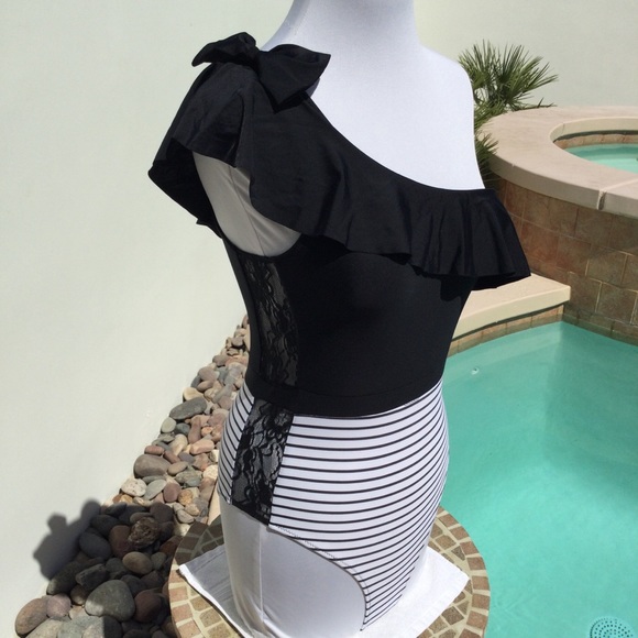 One Shoulder Swimsuit - Picture 5 of 6